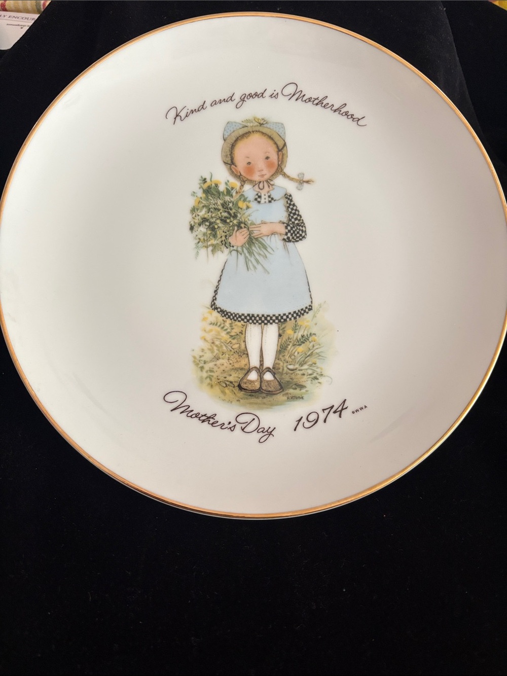 Mother's Day 1974 Commemorative Decorative Plate - White with Gold Trim